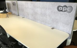Schallgedämmte Büroinsel mit Schreibtischtrenner APC - PR-Runner
