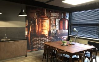 Kantine Refter bedrijf geluiddempend wandpaneel en LED plafond in betonuitstraling PR-Runner