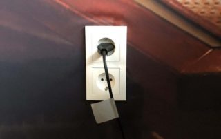 Opname wandcontactdoos in textiel akoestische wand PR-Runner