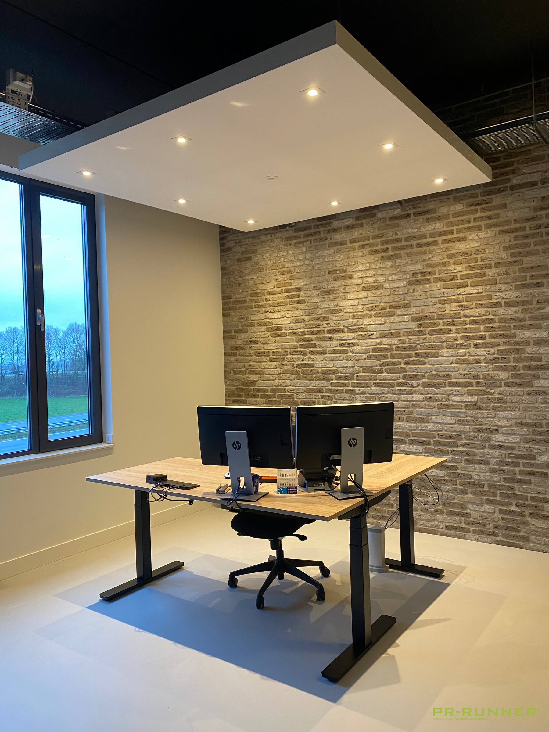 vrijhangend plafondeiland kantoor werkplek akoestisch geluiddempend LED verlichting